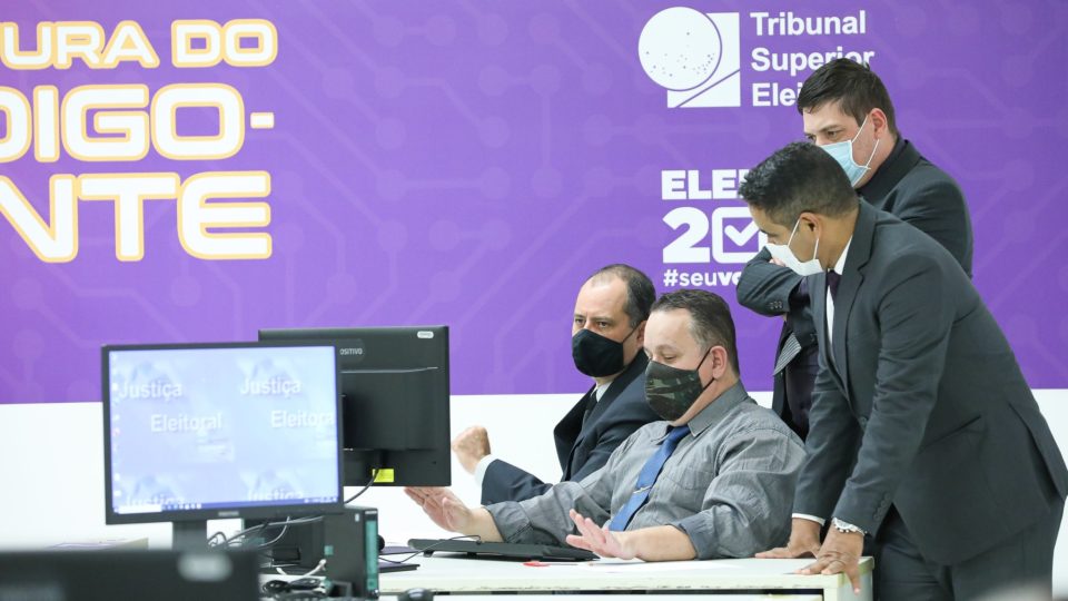 Militares das Forças Armadas inspecionam código-fonte das urnas eletrônicas no TSE, em agosto.