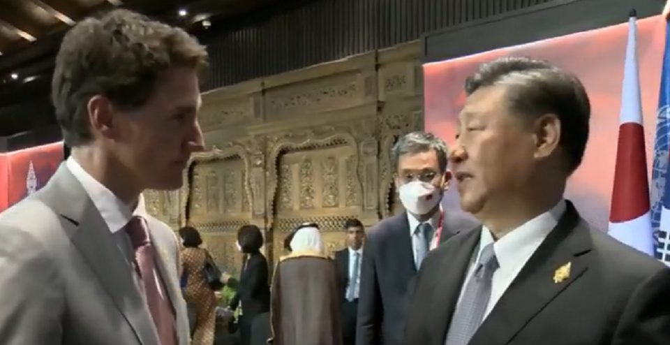 Xi repreende Trudeau por vazamento de informações de reunião Trudeau e Xi dialogam durante o encontro do G20 na Indonésia.