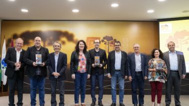 A Gazeta do Povo conquistou o 1º e o 3º lugar na categoria Jornalismo Impresso com trabalhos dos profissionais Fabio Calsavara e Elvira Fantin