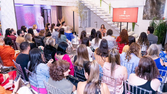 O evento reuniu arquitetos, designers e decoradores para um bate-papo com a estilista Isabela Capeto