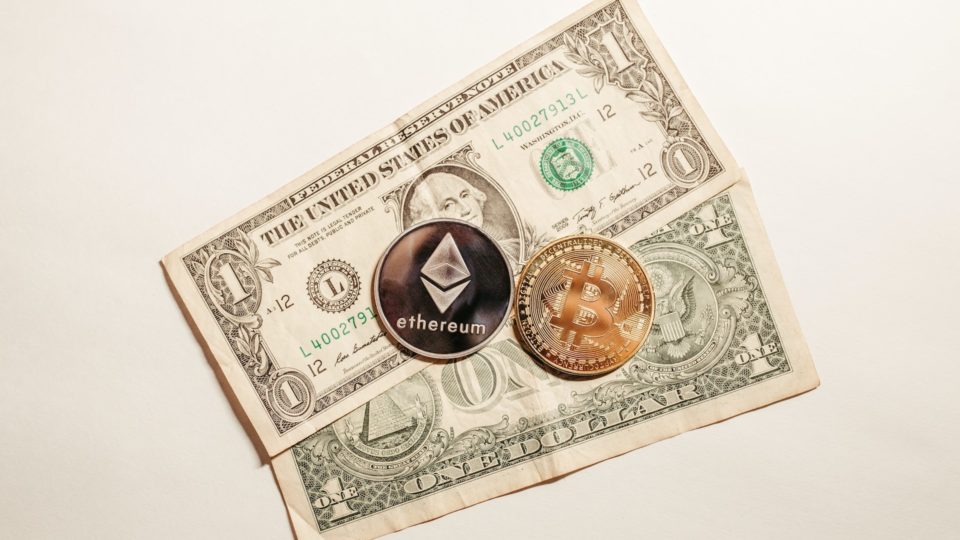 Criptomoedas e notas de 1 dollar