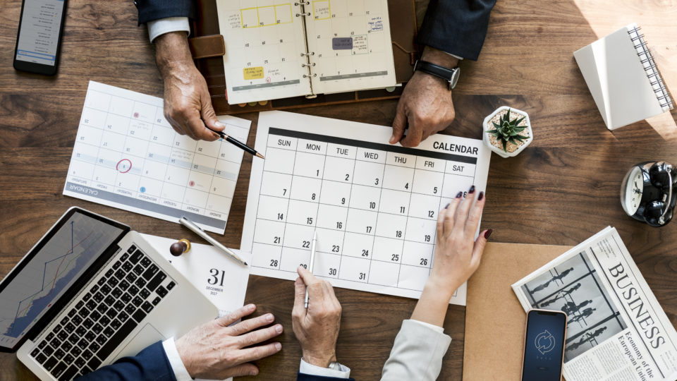 Mesa de planejamento com calendário