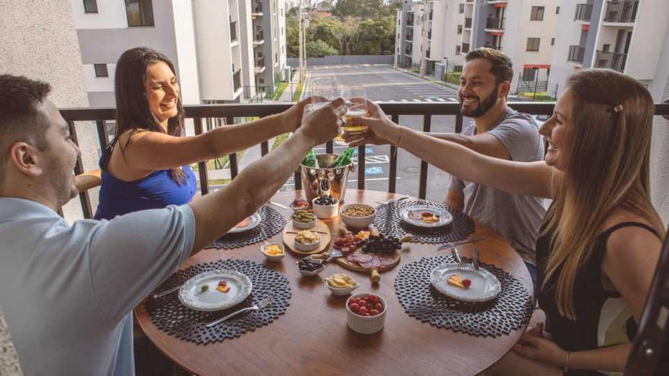Sacada com churrasqueira pede uma mesa com cadeiras para fazer refeições e aproveitar a vista.