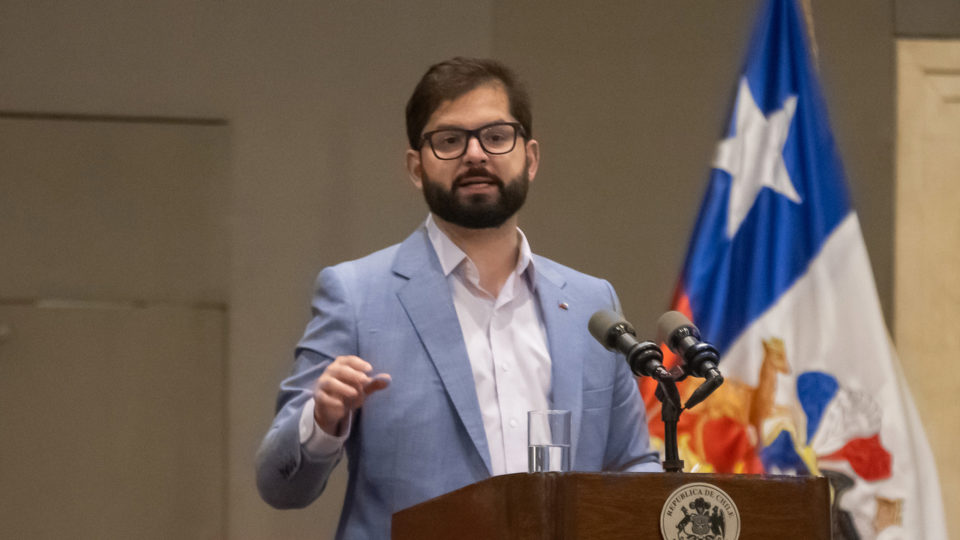 Caminhoneiros completam sete dias de greve no Chile O presidente Gabriel Boric, em viagem ao México: mobilização foi motivada pelo aumento do preço do combustível e pela insegurança nas rodovias do Chile