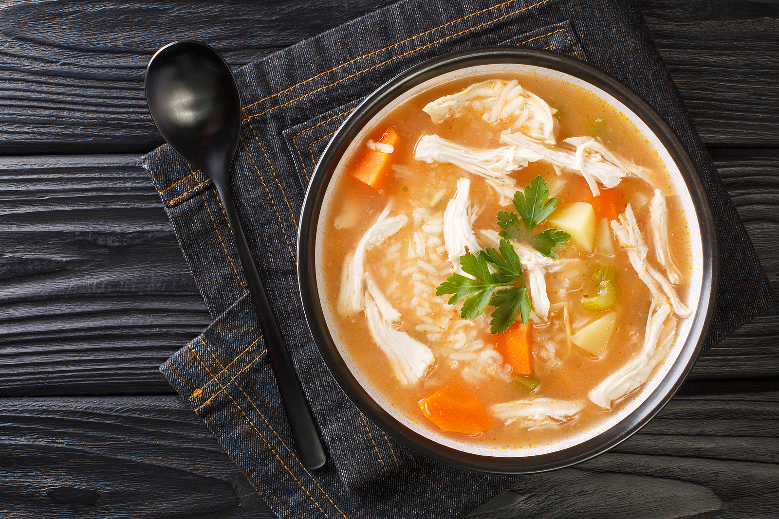 Fácil de preparar e reconfortante. Aprenda como fazer canja de galinha.