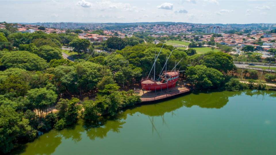 Uma das atrações da Lagoa Taquaral é a réplica da caravela de Cabral.