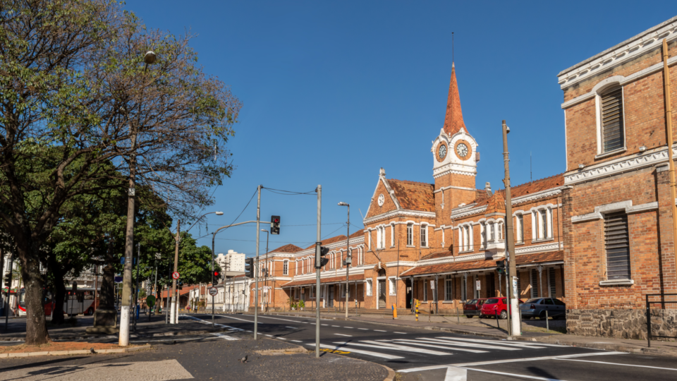 A Estação Cultura preserva parte importante da história de Campinas, mantendo a construção original do século XIX.