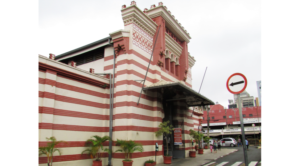 O Mercado Municipal funciona desde 1908, construído em estilo neomouristico.