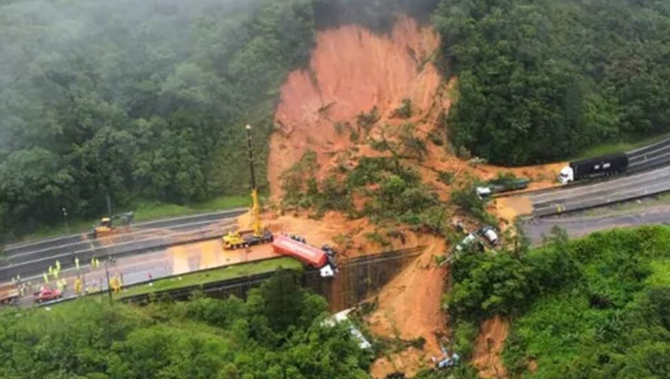 Pista foi parcialmente liberada após um primeiro deslizamento, horas antes da tragédia na BR-376.
