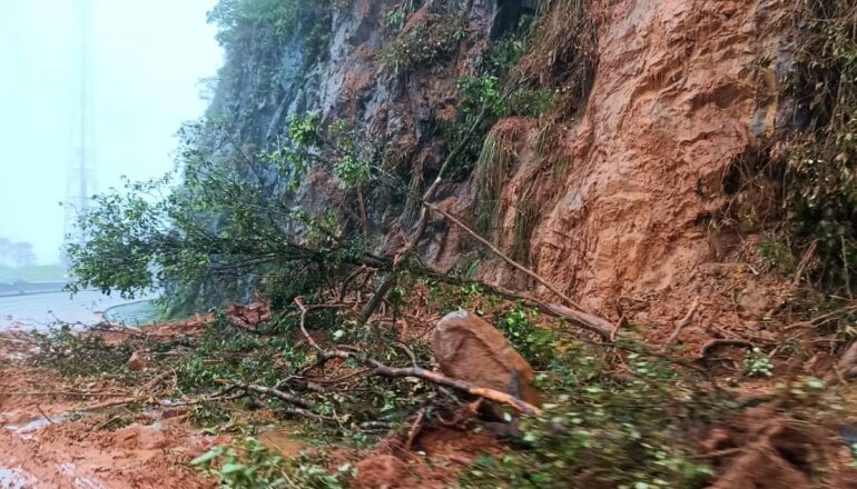 Os bloqueios ocorrem em decorrência dos deslizamentos registrados após fortes chuvas que caíram no estado