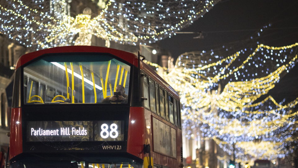 Reino Unido vai impor limites ao preço da energia elétrica por cinco anos Ônibus passa sob as luzes de Natal na Oxford Street em Londres, Grã-Bretanha, 29 de novembro de 2022.