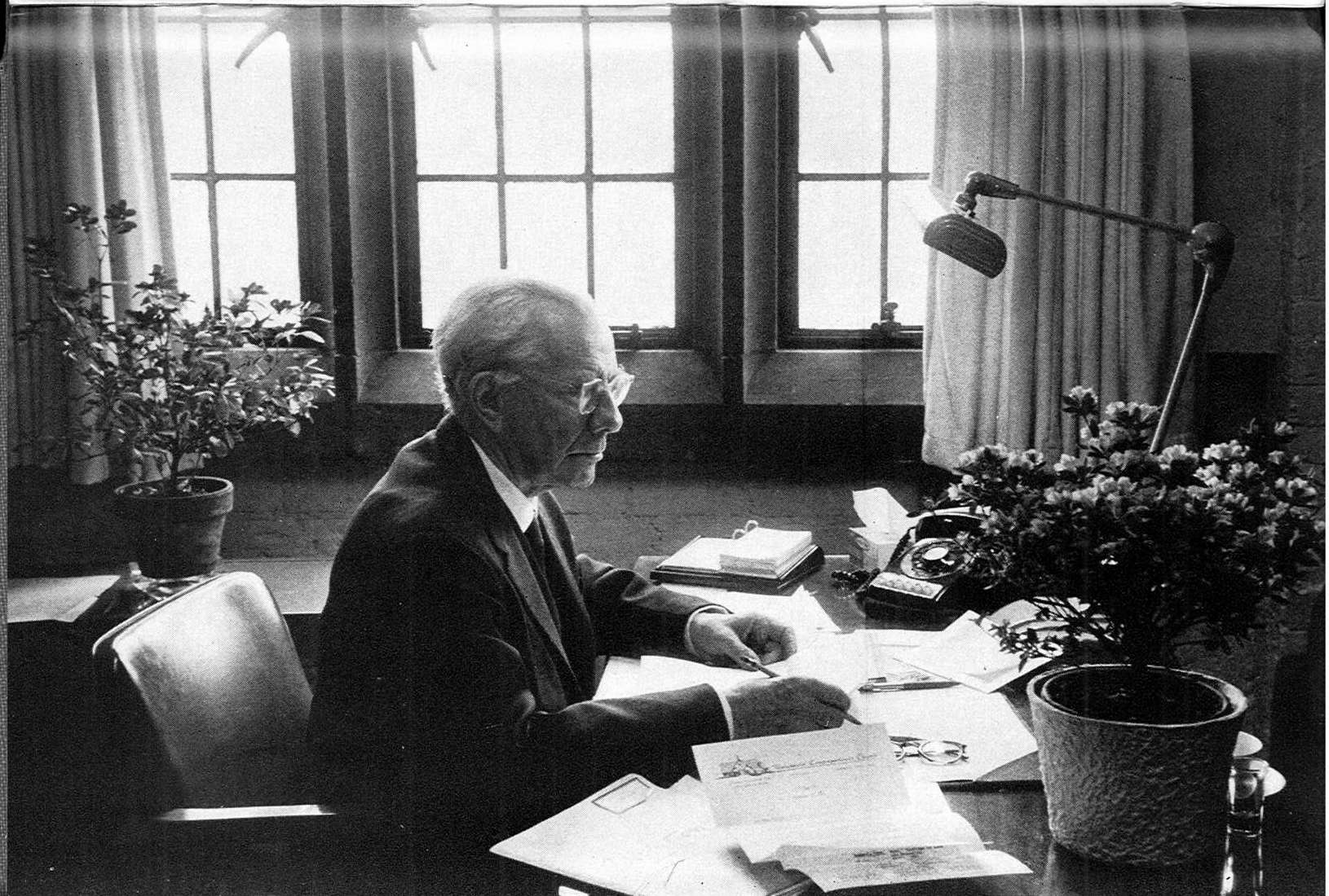 Paul Tillich tentou reinserir a teologia no debate contemporâneo, mas seu método acabou fazendo-a refém das pautas políticas e ideológicas de ocasião