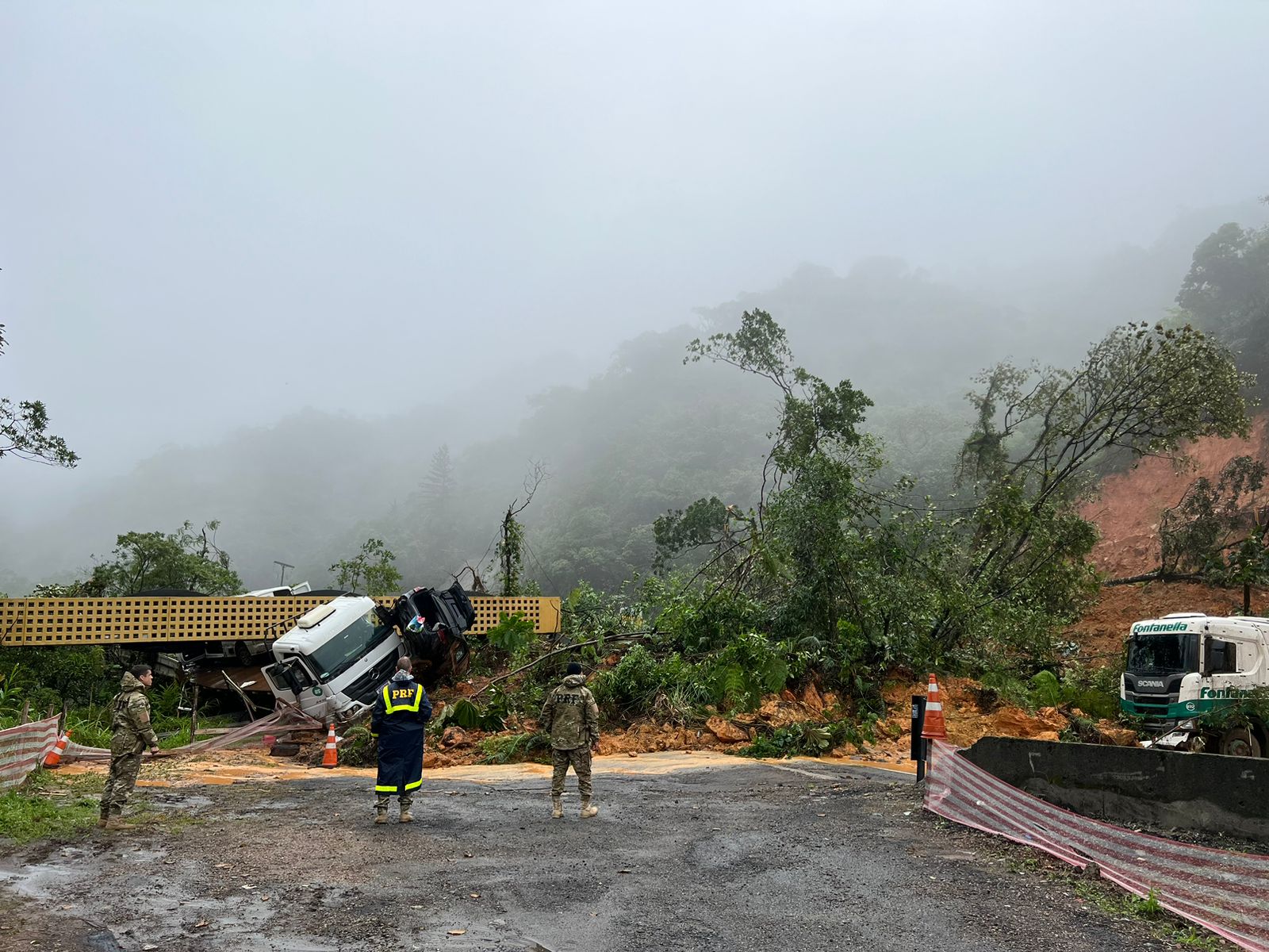 A estimativa do Governo do Estado é de que cerca de 30 pessoas ainda estejam soterradas na BR-376.