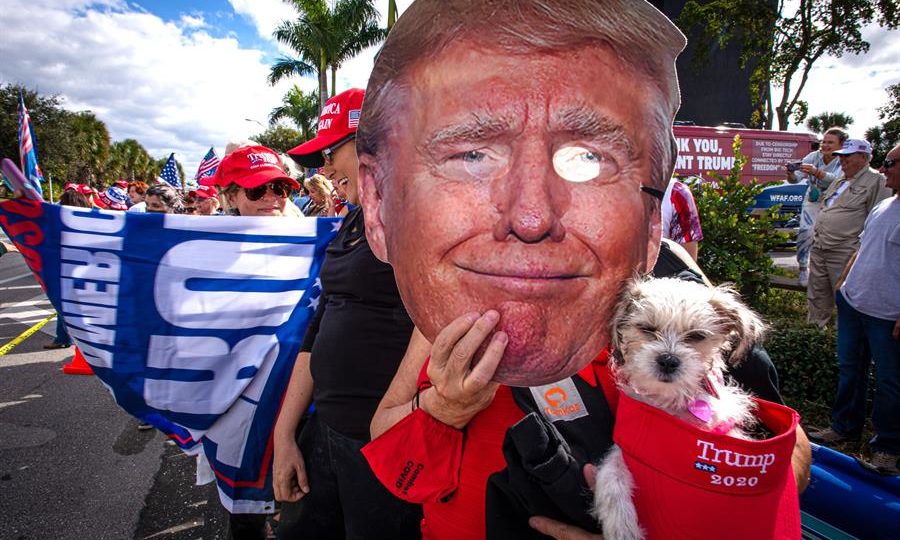 Cidadão americano com uma máscara de Donald Trump na Flórida
