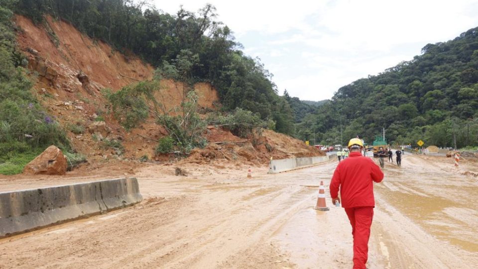 Equipes do Corpo de Bombeiros e da concessionária Arteris Litoral Sul conseguiram avançar na limpeza da pista sentido norte da BR-376