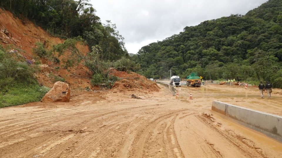 equipes do Corpo de Bombeiros e da concessionária Arteris iniciaram a retirada de terra na pista sul durante a tarde