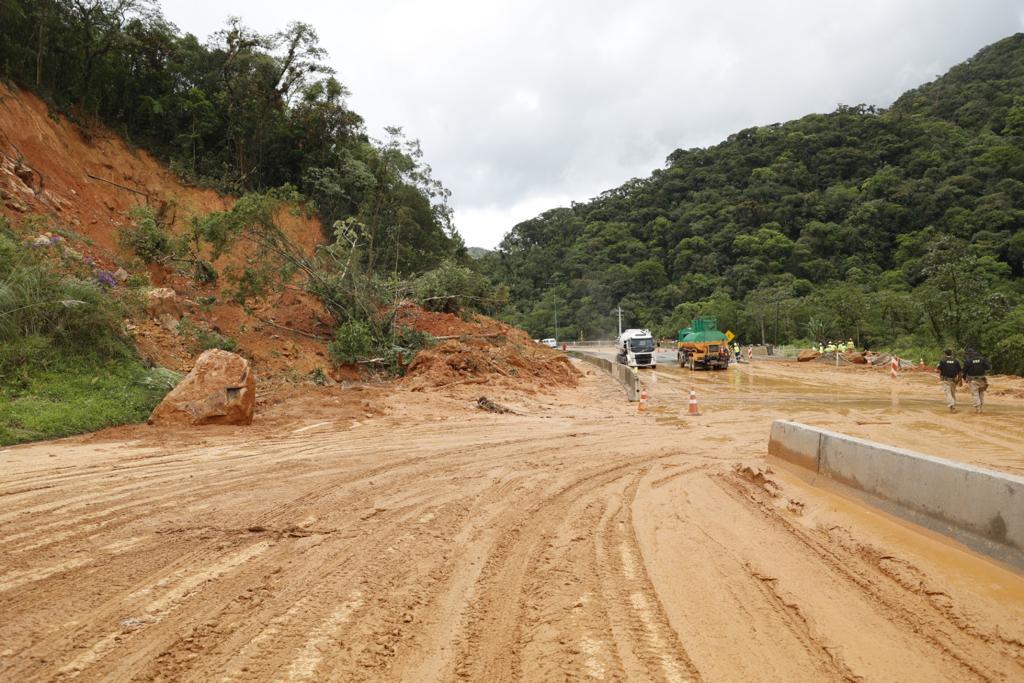 Equipes do Corpo de Bombeiros e da concessionária Arteris iniciaram a retirada de terra na pista sul durante a tarde