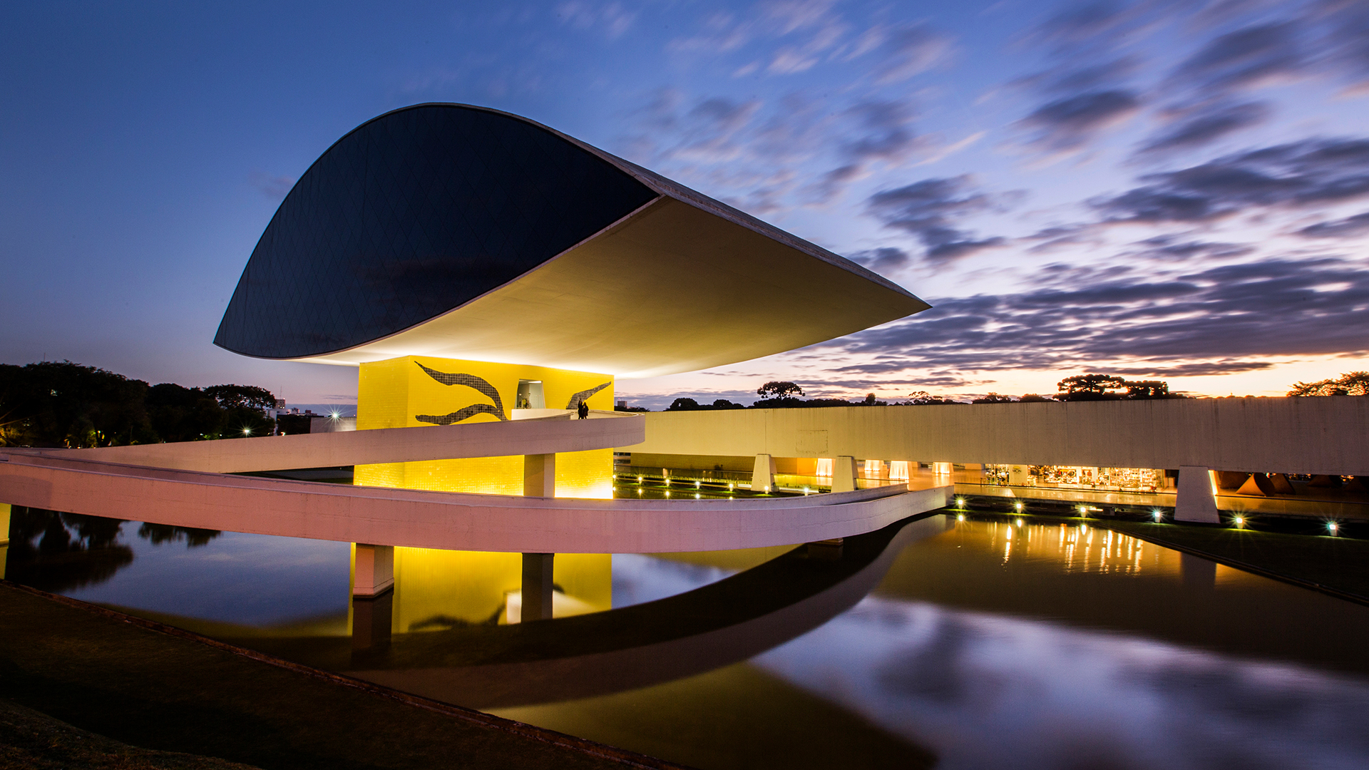O Museu Oscar Niemeyer, uma das principais referências arquitetônicas da cidade
