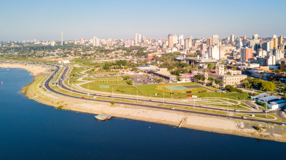 A capital é cortada pelo rio Paraguay.