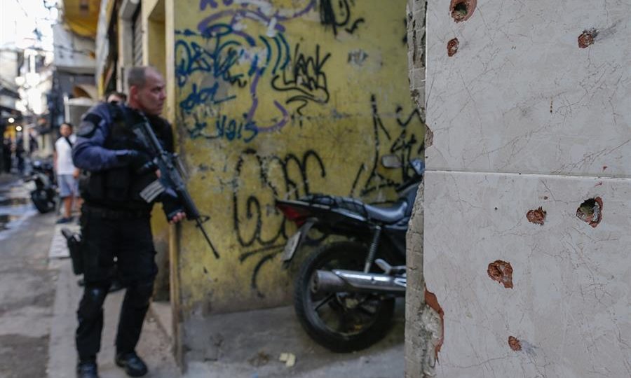 Policial durante operação em favela do Rio de Janeiro