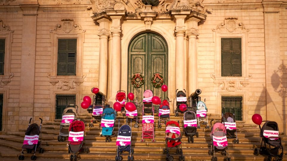 Manifestantes em Malta pedem que emenda constitucional para permitir aborto seja rejeitada Na manifestação, carrinhos de bebê vazios com mensagens pró-vida foram colocados nas escadarias do Castille, escritório do primeiro-ministro Robert Abela