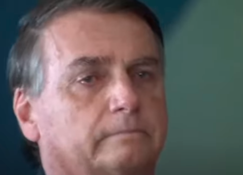 Bolsonaro com lágrimas nos olhos durante solenidade militar.