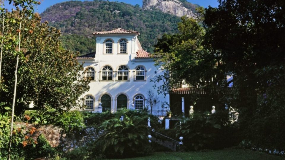 Instalada na Ladeira dos Guararapes, no Cosme Velho, zona sul do Rio de janeiro, a Casa Geyer é uma mansão do século 18 com vista privilegiada para o Morro do Corcovado e o Cristo Redentor