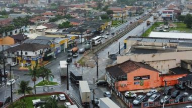 Longa fila de caminhões formada no trecho urbano da PR-412 a caminho do embarque do ferry boat, em Matinhos.