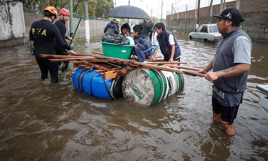 Moradores de um bairro argentino, durante inundação: privar as comunidades de riqueza por meio de impostos ou regulamentações oferece mais riscos à saúde, porque indivíduos mais ricos podem adquirir melhores cuidados de saúde