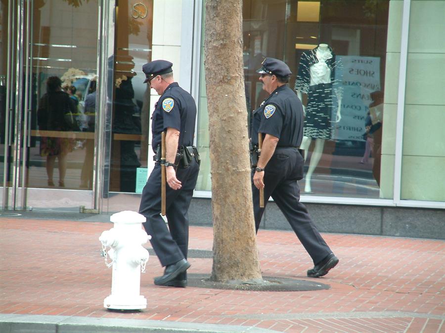 Policiais patrulham rua de São Francisco: cidade progressista teve escalada de violência após corte de orçamento policial para investimento em pautas ligadas a "disparidades na comunidade negra"