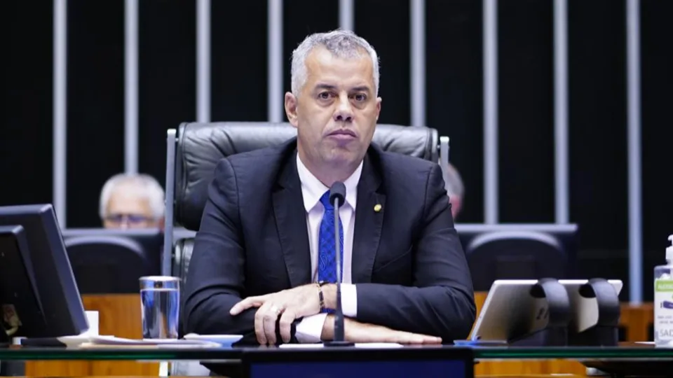 Após escândalo do INSS, Evair de Melo protocola pedido de impeachment contra Lula.