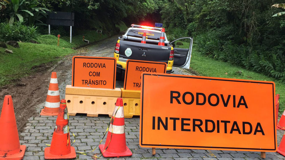 Estrada da Graciosa tem novo deslizamento e é bloqueada