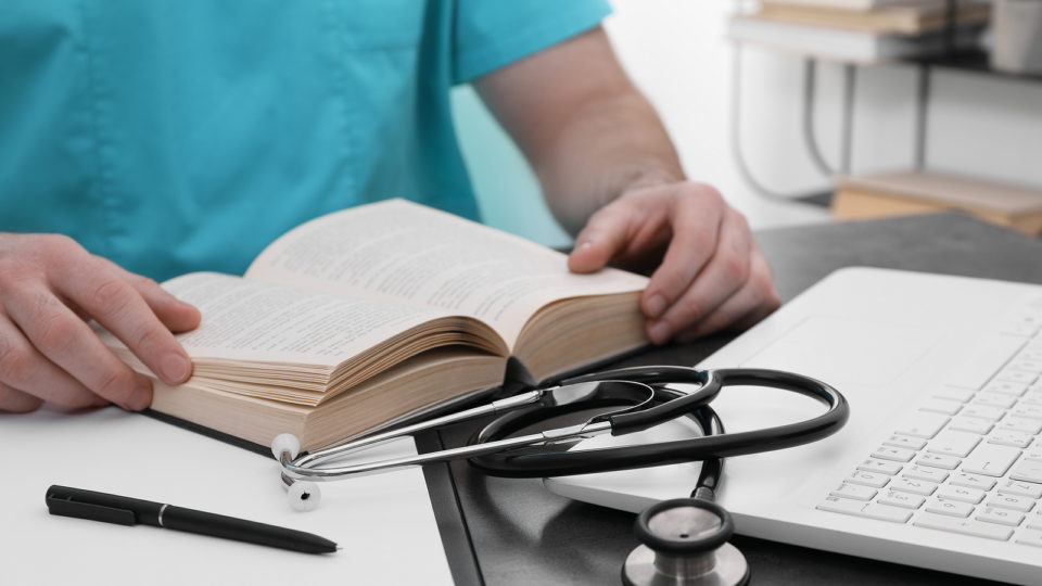 No mundo que temos diante dos olhos, há cada vez menos universidades autônomas e cada vez menos médicos autônomos