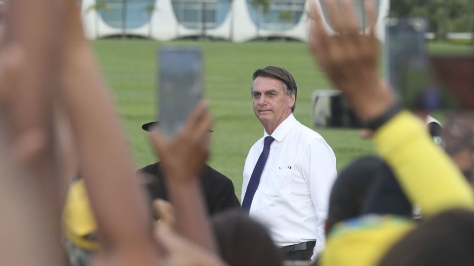 Bolsonaro acompanha oração com crianças e padre no Alvorada