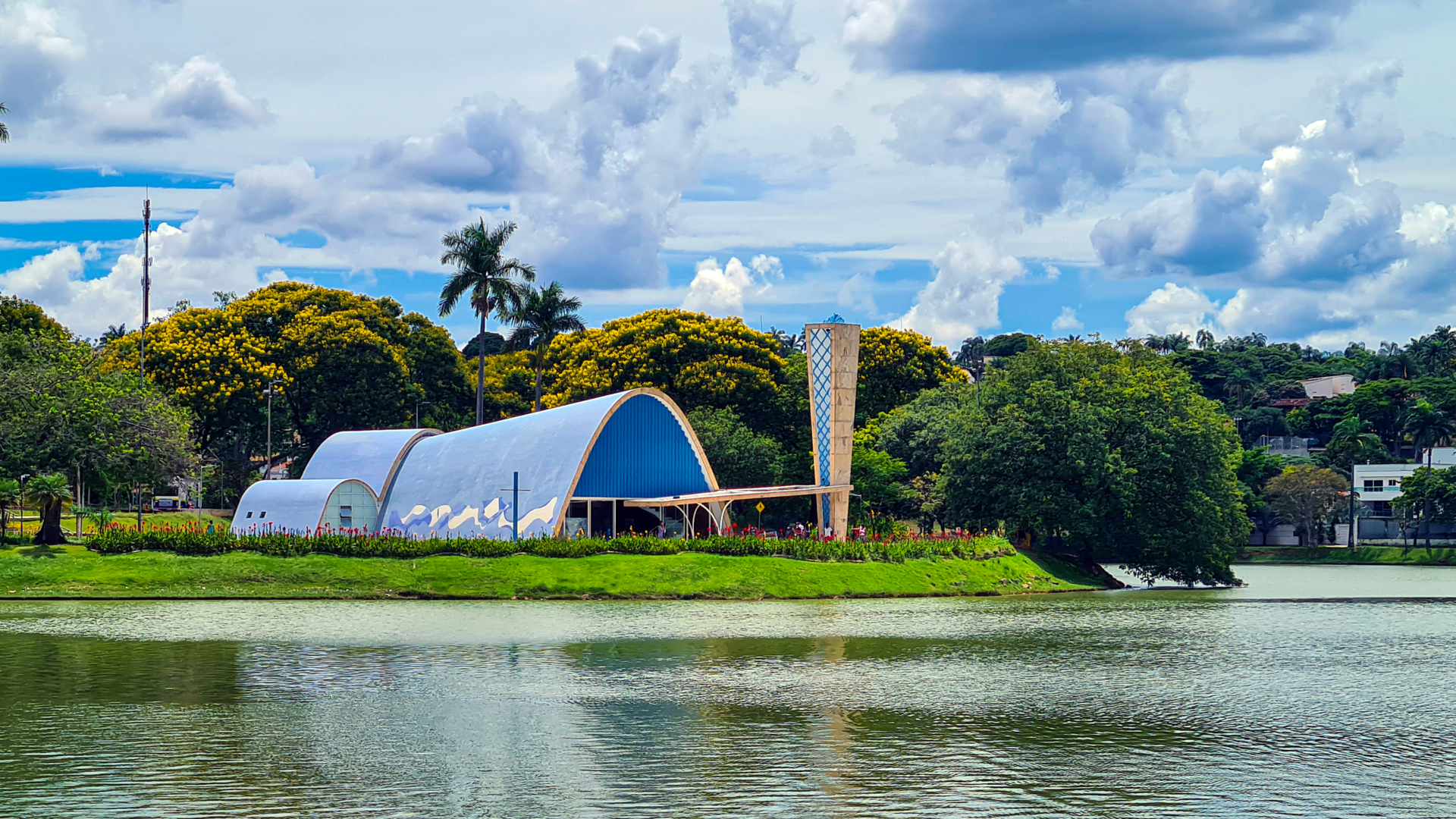 A Lagoa da Pampulha tem monumentos projetados por Oscar Niemeyer na década de 1940