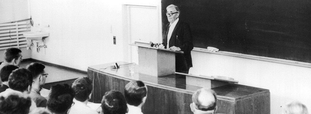 Karl Barth negava veementemente tanto o nazismo quanto o comunismo, defendendo que a teologia não se faz no método filosófico de verdades políticas