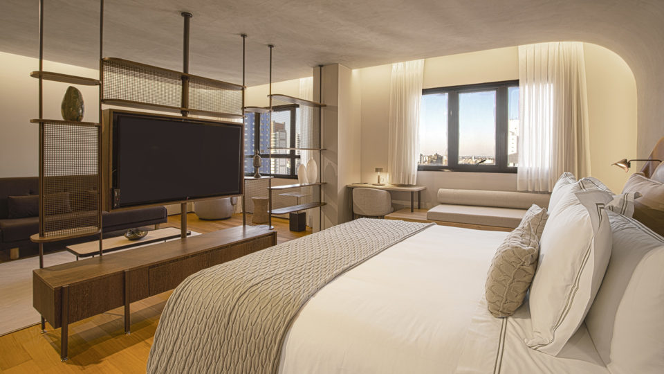 O luxo e conforto nos quartos garantem o descanso e a qualidade de vida para os hóspedes do Qoya Hotel