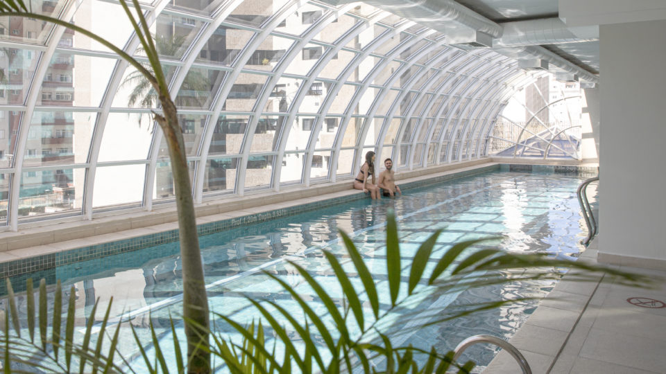 Descansar em uma piscina após longo dia de passeios é possível em uma excelente estadia como o Qoya Hotel