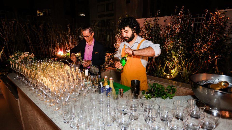 O Qoya Hotel tem espaço externo para eventos e baristas que preparam os melhores drinks