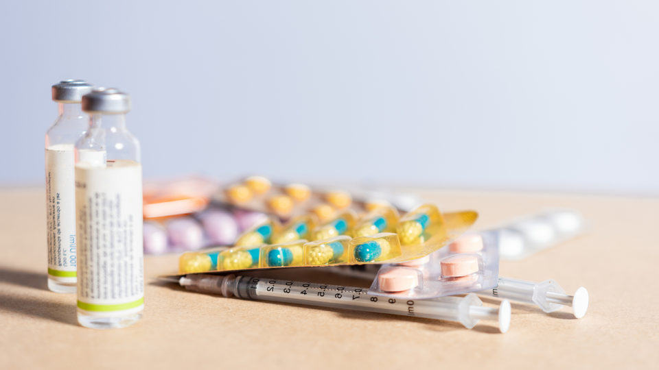 Se você lidar com um adolescente em sofrimento emocional e lhe disser que a droga X vai resolver seus problemas, enquanto o tratamento Y vai piorá-los, e então levá-lo a um ambiente clínico onde os profissionais de saúde repetem essa mensagem, não é de se surpreender que o adolescente sentirá alívio emocional quando você lhe der a droga X, ou angústia quando você lhe der Y