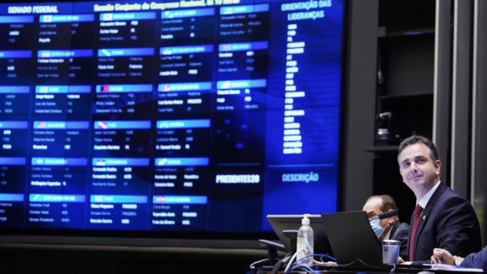 O presidente do Congresso, Rodrigo Pacheco, conduziu a sessão conjunta da Câmara e do Senado para votar o projeto que muda o orçamento secreto.