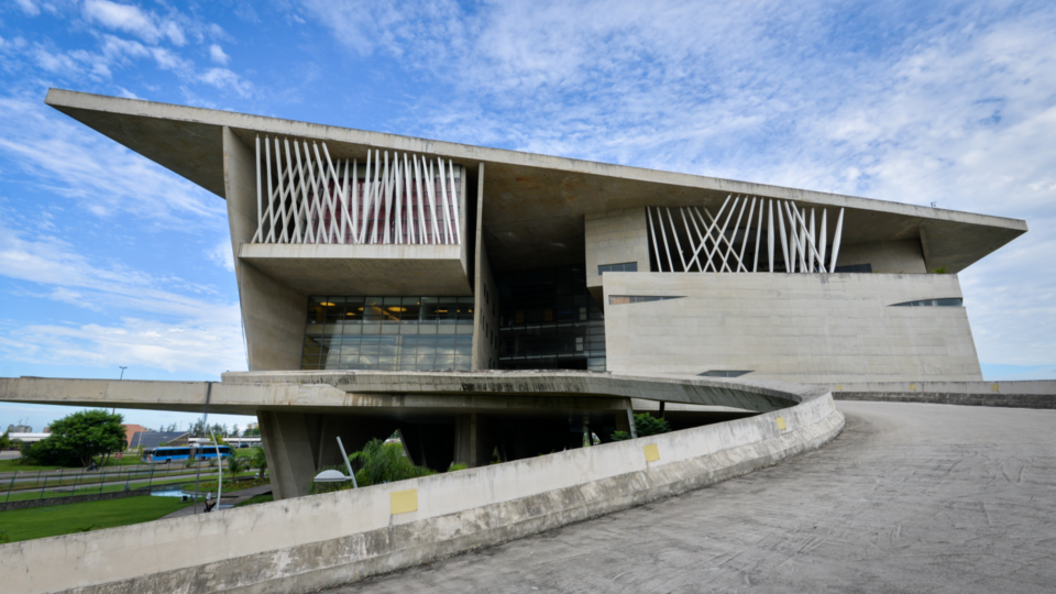 O prédio da Fundação Cidade das Artes foi erguido a 10 metros do chão.