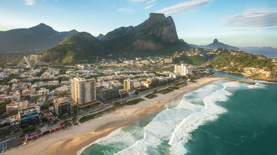 A Barra da Tijuca tem 18 quilômetros de praias ininterruptas.
