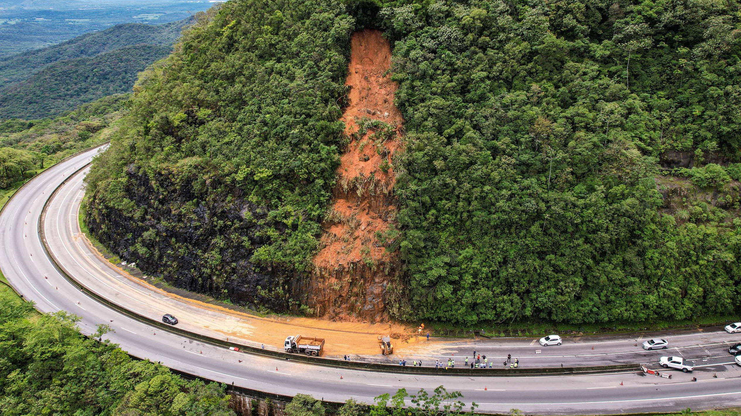 Rodovia BR-277, na altura do km 42, onde ocorreu o deslizamento de parte da encosta.