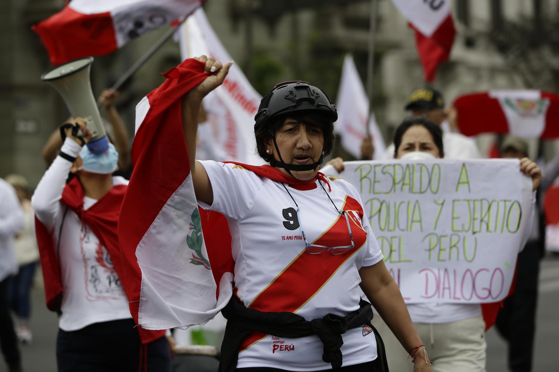 Manifestantes na &#8220;Marcha pela Paz&#8221;, em Lima, Peru.