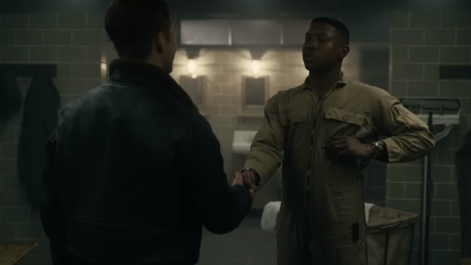 Irmãos de Honra é um relato apreensivo dos problemas de Jesse Brown (Jonathan Majors) como o primeiro aviador negro da Marinha dos EUA em meio à Guerra da Coreia