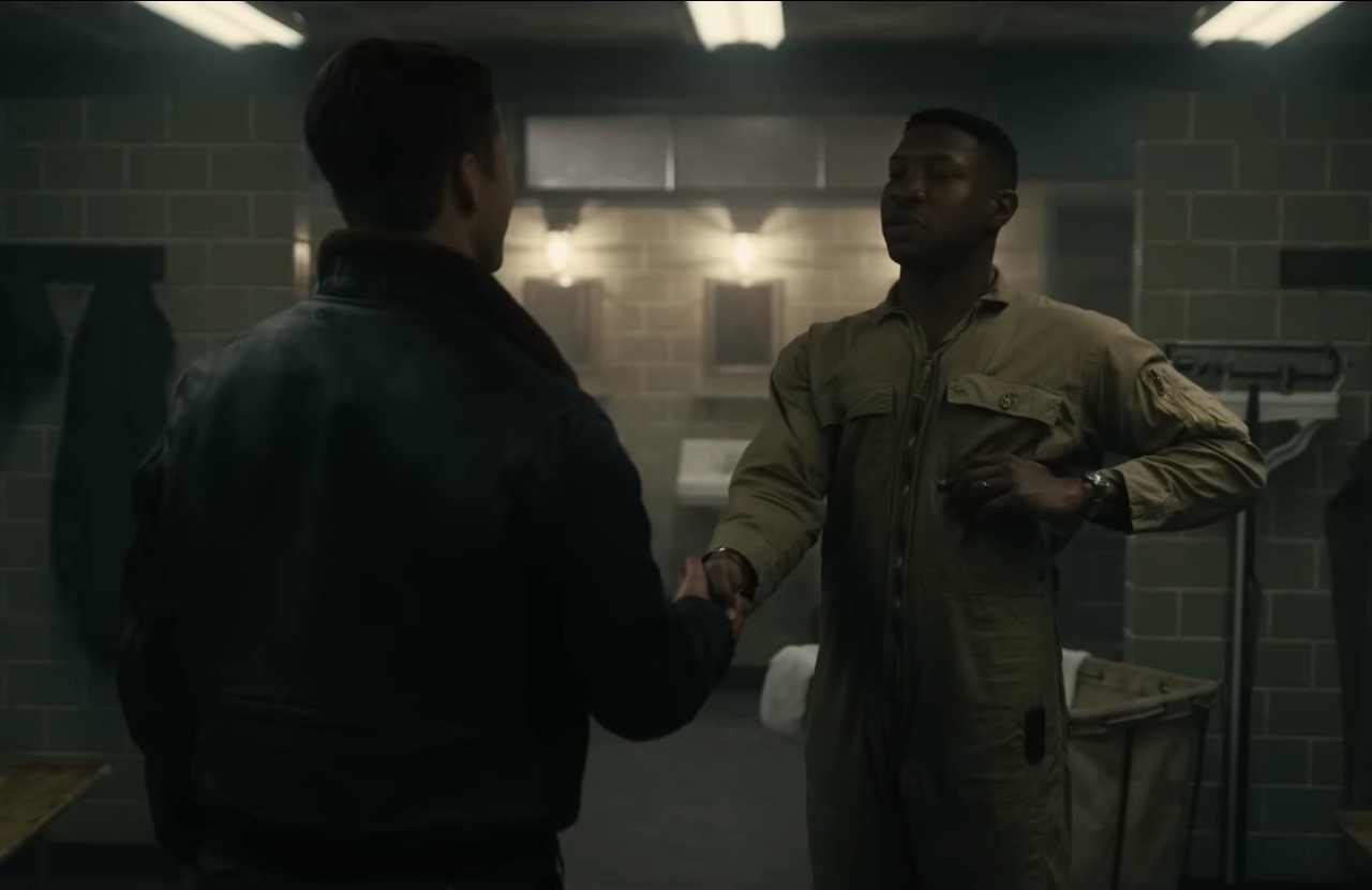 Irmãos de Honra é um relato apreensivo dos problemas de Jesse Brown (Jonathan Majors) como o primeiro aviador negro da Marinha dos EUA em meio à Guerra da Coreia