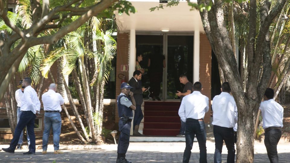 Entrada da embaixada da Venezuela no Brasil.