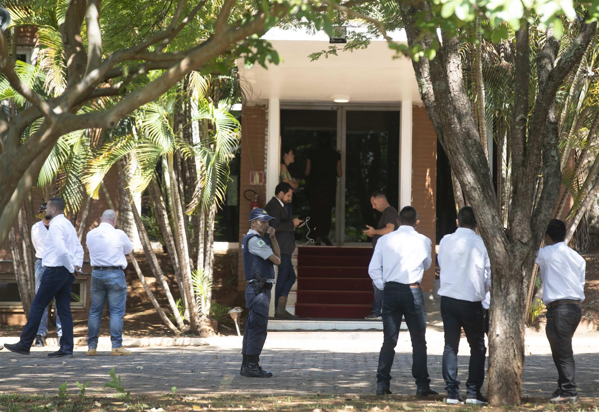 Entrada da embaixada da Venezuela no Brasil.