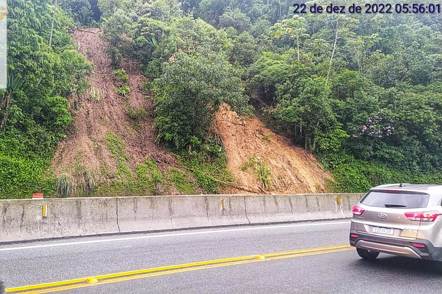 O trânsito voltou a ser realizado em duas faixas entre o km 39 e o km 42